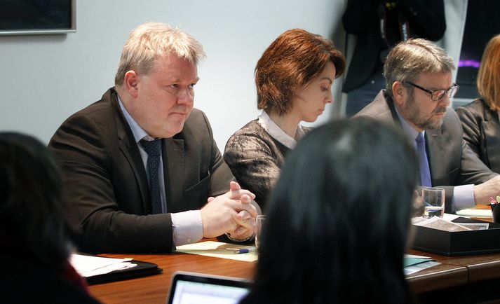 Sigurður Ingi Jóhannsson umhverfisráðherra bað fræðimenn afsökunar sem hafa tjáð sig um ákvörðun hans. Hann sagði það ekki hafa verið ásetning sinn að tala niður til nokkurs manns og lagði áherslu á að allir gætu tjáð   sig um viðkvæm mál - óháð pólitík.