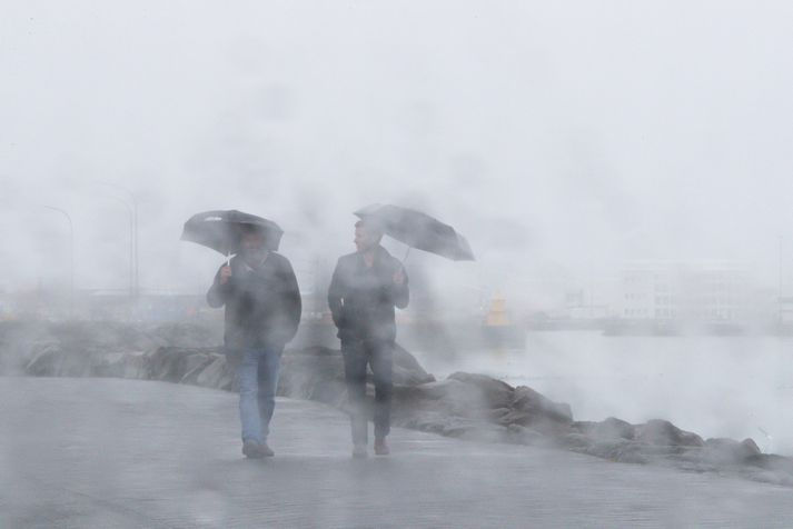 Spáð er hægari vindi á laugardagsmorgninum með rigningu um land og sums staðar talsverð rigning.