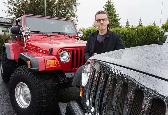 Sjóntækjafræðingurinn Davíð Sigurðsson hjá Willys-jeppunum sínum.