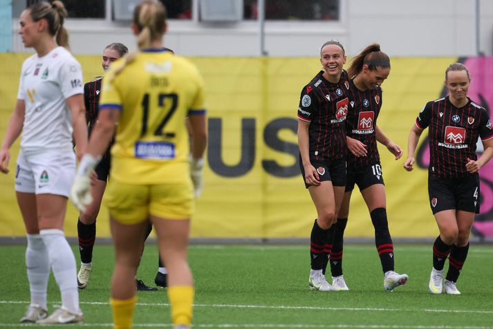 Víkingskonurnar Emma Steinsen Jónsdóttir, Selma Dögg Björgvinsdóttir og Erna Guðrún Magnúsdóttir fagna marki Selmu.