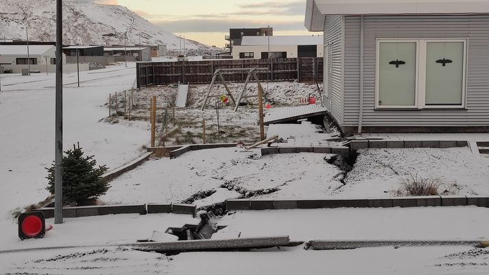 Dæmi um skemmdir við húsnæði í Grindavík. Myndin var tekin í bænum fyrir hádegi í dag.