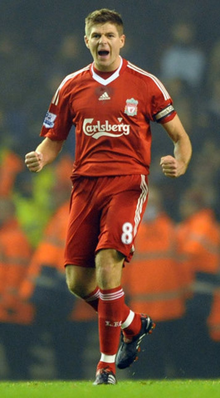 Steven Gerrard fagnar marki í leik með Liverpool.