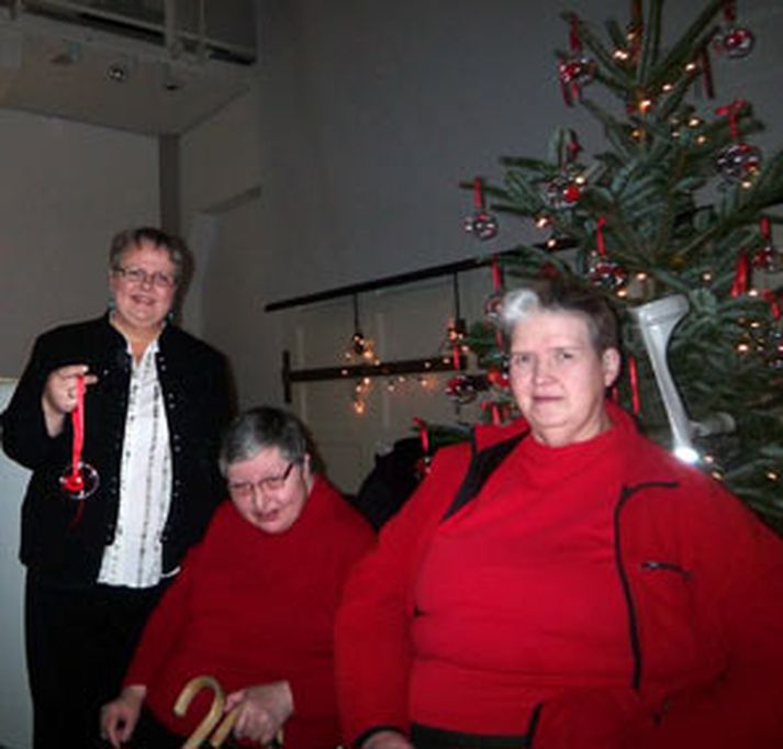 Ása Hildur, Guðný Alda og Kristín með Kærleikskúluna.