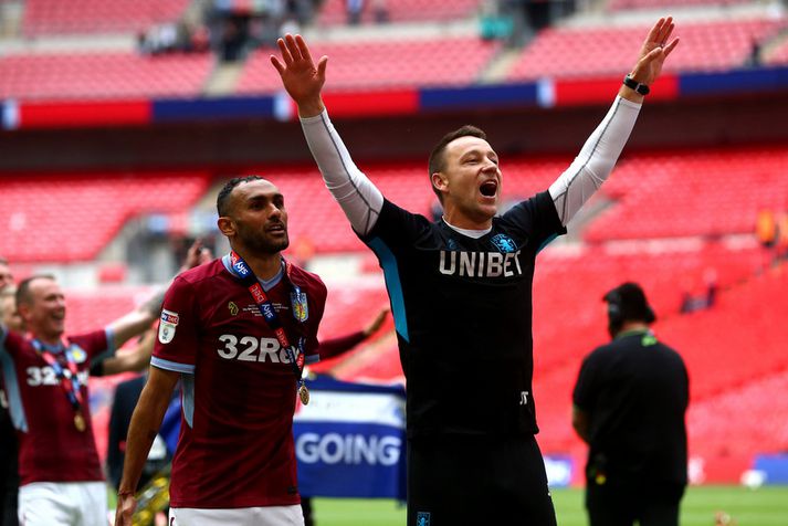 John Terry fagnar sigri Aston Villa í umspilinu um laust sæti í ensku úrvalsdeildinni.