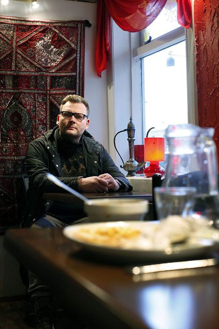 Iðinn við kolann Jón Atli Jónasson hefur í nógu að snúast. Hann skrifaði handritið að Frosti og Djúpinu auk þess að vera leikskáld Borgarleikhússins.
fréttablaðið/stefán