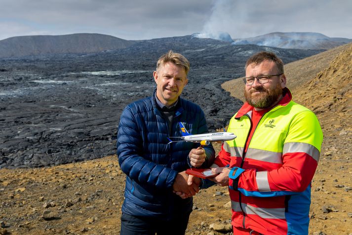 Bogi Nils afhendir nafna sínum Boga Adolfssyni, formanni björgunarsveitarinnar Þorbjarnar, viðurkenningun Verndarvænginn fyrir störf sveitarinnar á slóðum eldgossins í Geldingadölum.