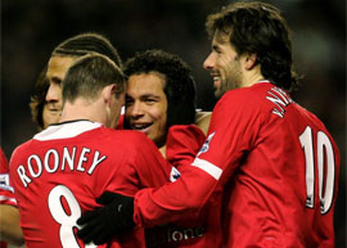 Leikmenn Manchester United fagna hér öðru marka Kieran Richardson í leiknum í dag
