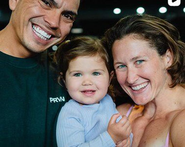 Tia-Clair Toomey-Orr með eiginmanninum Shane og dótturinni Willow.