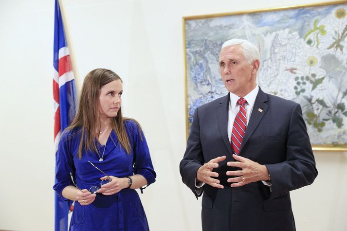 Katrín Jakobsdóttir forsætisráðherra og Mike Pence varaforseti Bandaríkjanna í húsi Landhelgisgæslunnar í Keflavík í kvöld.