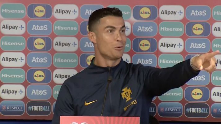 Cristiano Ronaldo bendir á Sæbjörn Steinke á blaðamannafundinum.