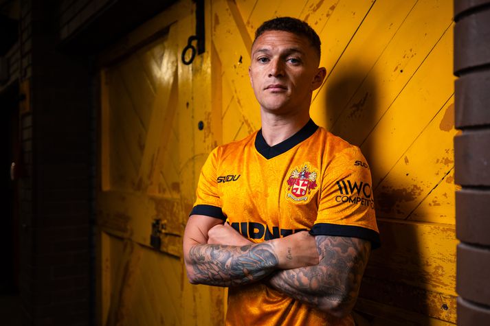 Trippier var nýlega kynntur sem leikmaður Wolves en hann íhugar sína stöðu eftir að þjálfarinn Rob Edwards hefur verið rekinn.