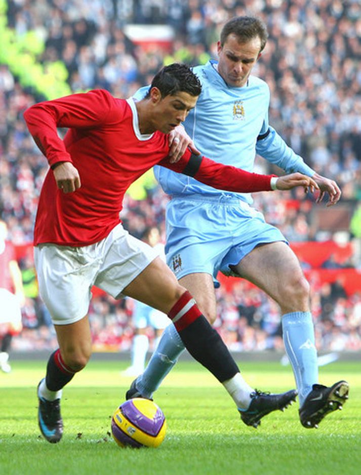 Dietmar Hamann heldur hér aftur af Cristiano Ronaldo.