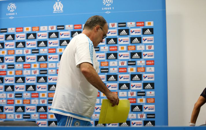 Bielsa gengur útaf fundinum.