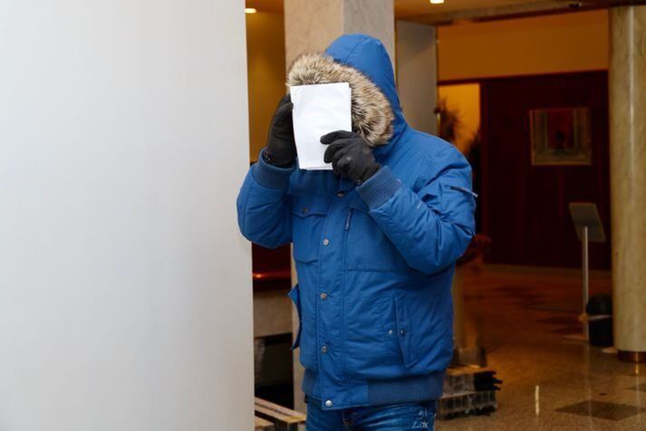 Sigurður huldi andlit sitt þegar hann mætti í Héraðsdóm Reykjavíkur á sínum tíma.