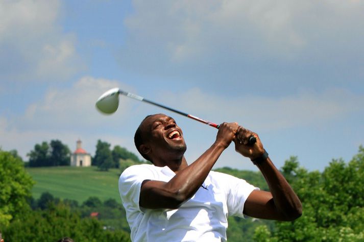Usain Bolt er fljótasti maður heims en hann reyndi fyrir sér í golfi í heimsókn sinni í Evrópu á dögunum. Mike Powell heimsmethafi í langstökki vill að Bolt reyni við langstökkið eftir ÓL í London 2012.