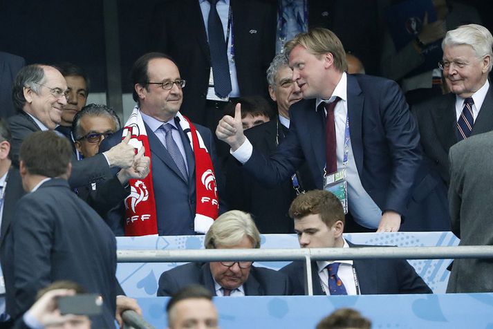 Geir Þorsteinsson, formaður KSÍ, í heiðursstúkunni á Stade de France á EM í Frakklandi.