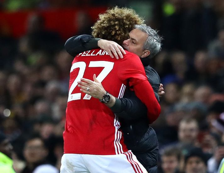 Maraoune Fellaini og José Mourinho féllust í faðma eftir að sá fyrrnefndi kom Man Utd í 2-0.