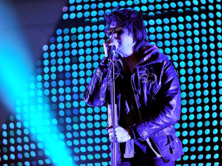 Söngvari sveitarinnar, Julian Casablancas, verst útfjólubláum geislum sólarinnar með sérstökum gleraugum.
