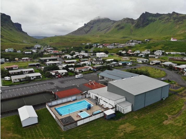 Sundlaugin í Vík í Mýrdal er sambyggð íþróttahúsi og líkamsræktarstöð. Þar verður aðeins einn laugarvörður að störfum í vetur og fram á vor.