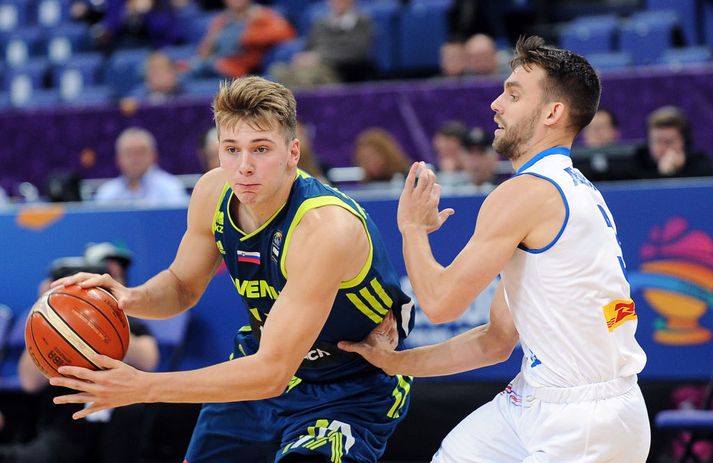 Doncic fer framhjá Ægi Þór Steinarssyni á EM 2017 í Helsinki.