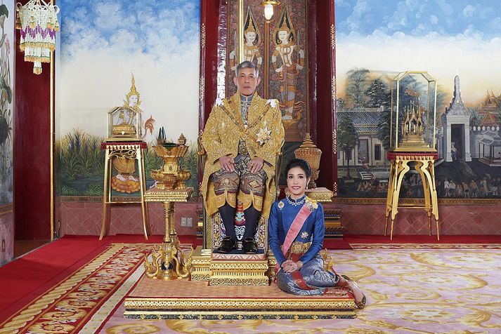 Maha Vajiralongkorn, konungur Taílands, og frilla hans Sineenat Wongvajirapakdi.