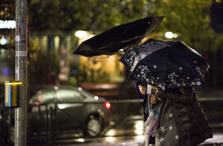 Von er á stormi á morgun.
