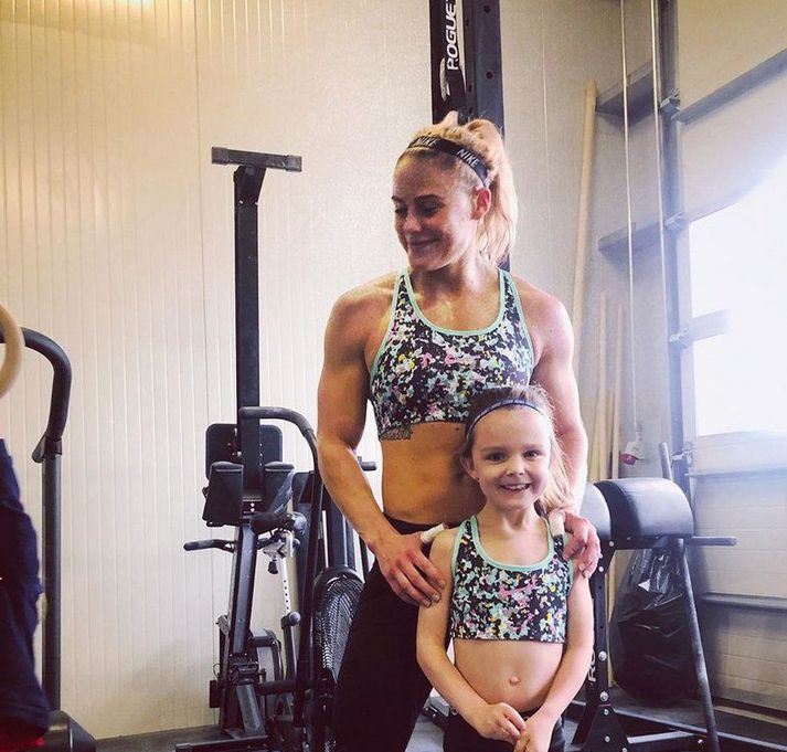 Sara Sigmunsdóttir og Erla á æfingunni en þessi mynd er af Instagram síðu Söru sem er með 1,7 milljón fylgjendur.