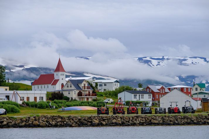 Maðurinn féll útbyrðis austan við Hrísey.