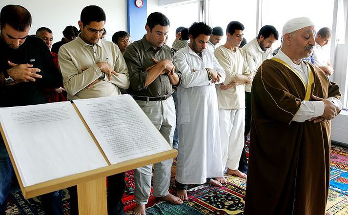 Salmann við bænastund í moskunni í Ármúla. Skipulagsyfirvöld í Reykjavík gefa von um að múslímar á Íslandi fái brátt úthlutað langþráðri lóð undir nýja mosku. Fréttablaðið/Vilhelm