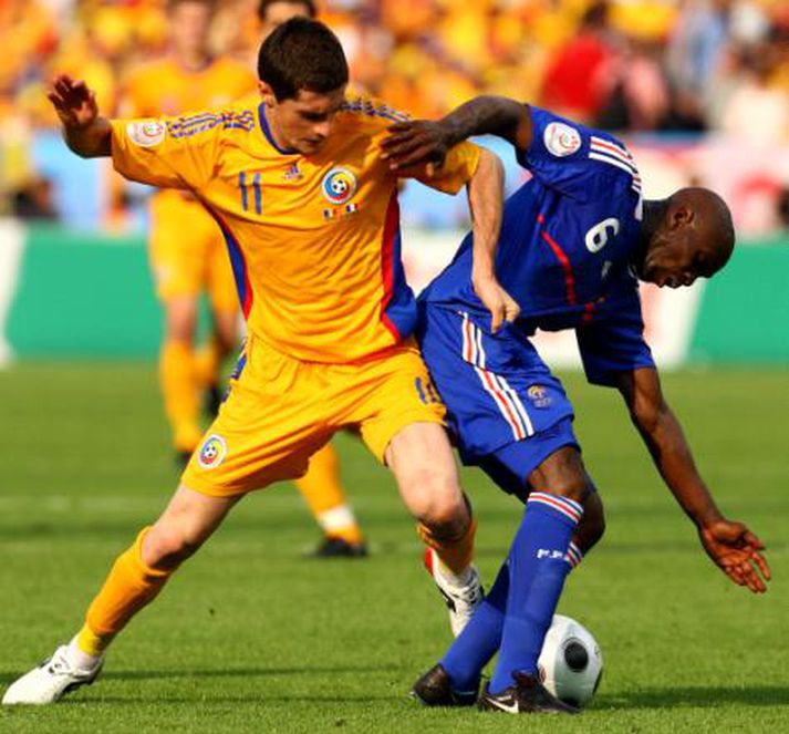 Claude Makelele, leikmaður Frakklands, í baráttu við Razvan Cocis í leiknum í dag.