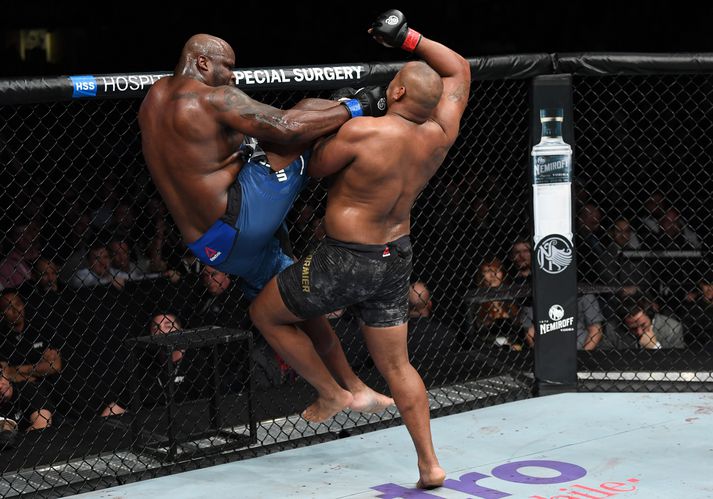 Daniel Cormier tekur Derrick Lewis niður.