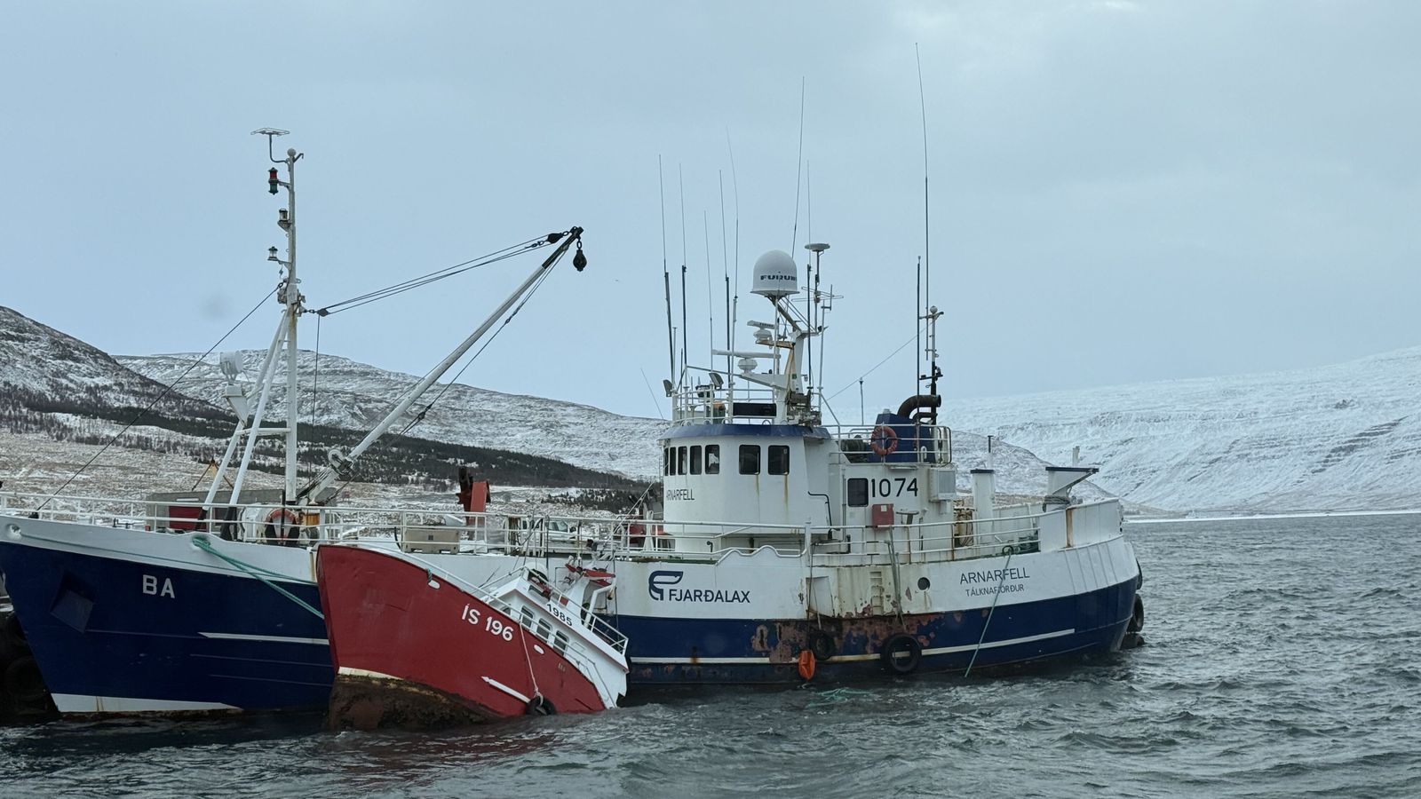 Þjónustu­bátur sökk í Tálkna­fjarðar­höfn