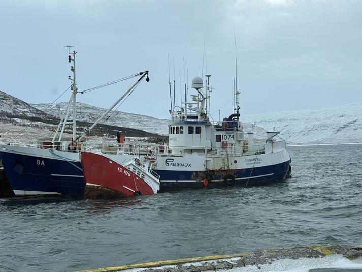 Kópanes hálft á kafi við hlið Arnarfells í Tálknafjarðarhöfn í morgun.