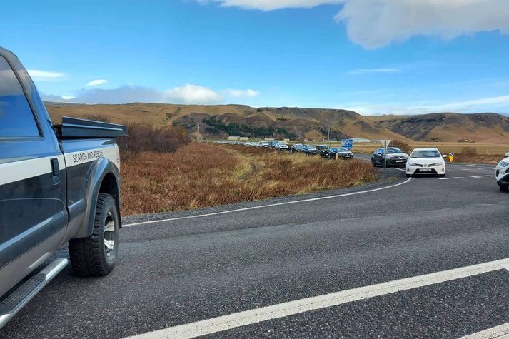 Björgunarsveitarfólk lokaði Suðurlandsvegi í dag.