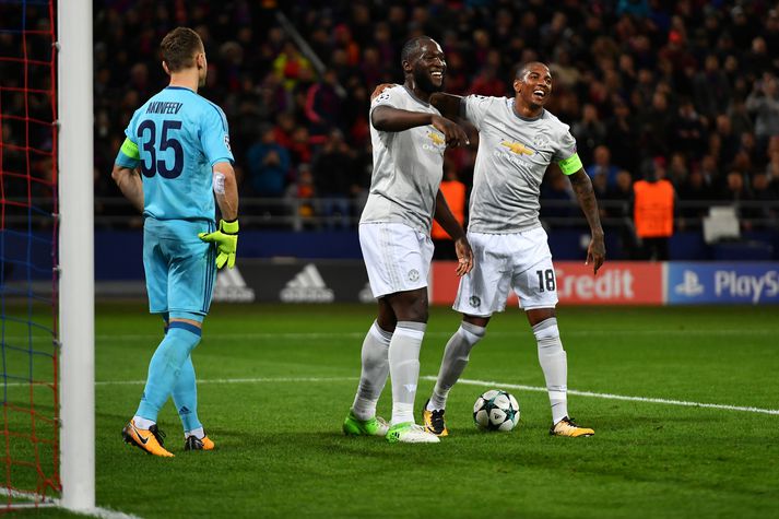 Romelu Lukaku og Ashley Young fagna einu marka Manchester United í Meistaradeildinni i gær.