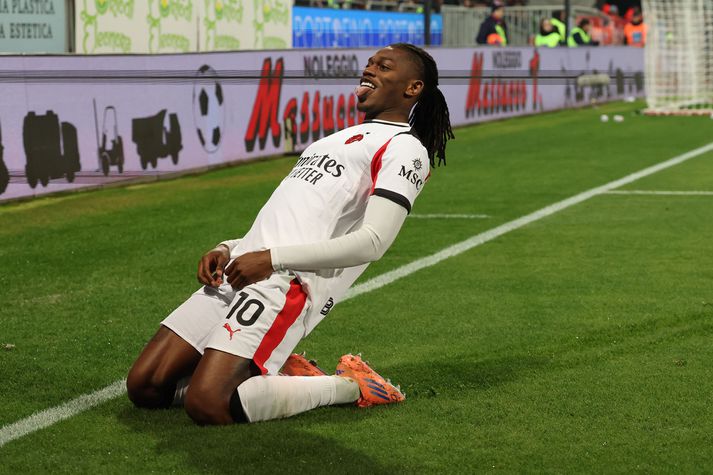 Rafael Leao fagnar mikilvægu marki sínu fyrir AC Milan í kvöld.