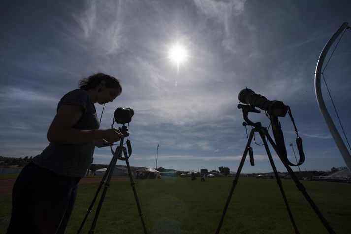 Aubrey Gemignani, ljósmyndari hjá NASA, prófaði búnað sinn í gær. Hún hyggst fanga almyrkvann á filmu í dag.