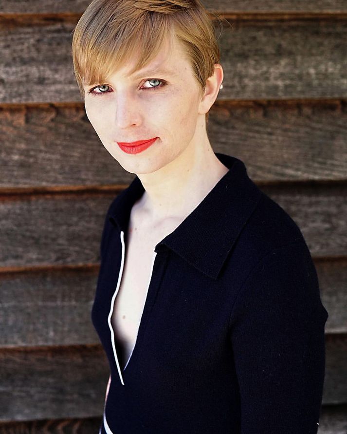 Chelsea Manning var dæmd í 35 ára fangelsi árið 2013 í tuttugu ákæruliðum. Hún var sakfelld fyrir að leka hundruðum þúsunda leynilegra gagna, meðal annars um hernaðaraðgerðir Bandaríkjahers í Írak og Afganistan.