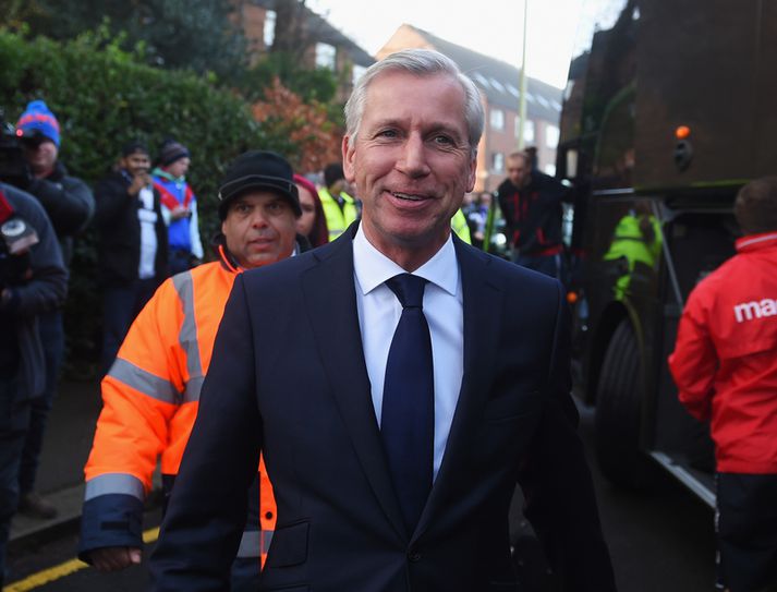 Pardew á leið á völlinn í dag.