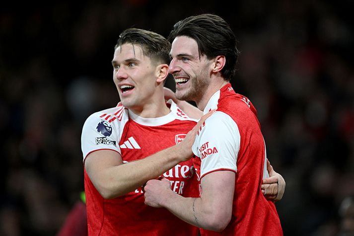 Viktor Gyöekeres og Declan Rice glaðbeittir eftir að hornspyrna Rice fór af Brighton-manni og í netið.