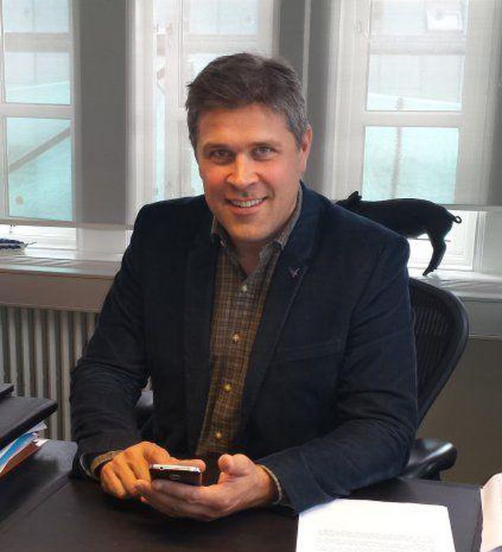 Bjarni Benediktsson, fjármálaráðherra, undirritaði yfirlýsinguna með símanum sínum.