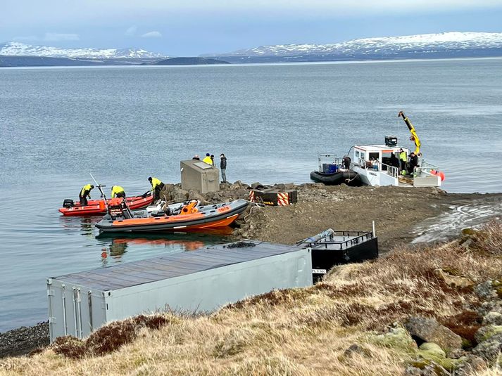 Björgunaraðilar að undirbúa sig við Þingvallavatn í morgun.