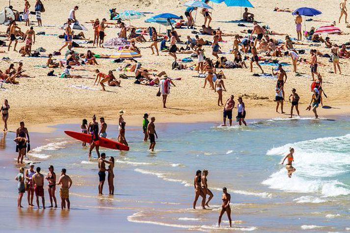 Frá Bondi Beach í gær. Mikill fjöldi fólks var samankominn á ströndinni þrátt fyrir tilmæli yfirvalda um takmarkanir á fjöldasamkomum.