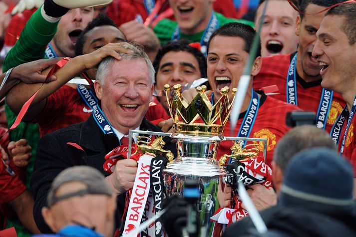 Sir Alex Ferguson lyftir Englandsbikarnum eftir að Manchester United vann hann síðast fyrir að verða sextán árum.