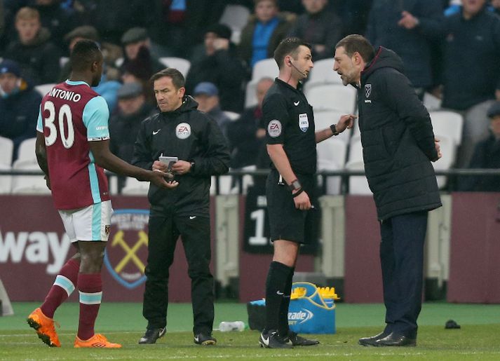 Dómarar þurfa oft að sitja undir eldræðum frá þjálfurum og stjórum. Hér lætur Slaven Bilic Michael Oliver heyra það.