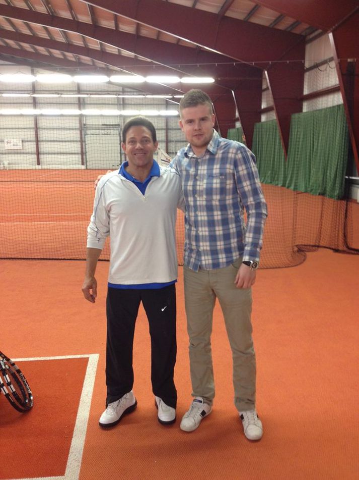 Jordan Belfort (til vinstri) ásamt tenniskappanum Magnúsi Gunnarssyni.