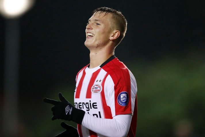 Albert Guðmundsson fagnar marki með 23 ára liði PSV.