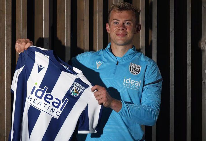 Aune Heggebö með búning West Bromwich Albion þegar Norðmaðurinn var kynntur til leiks hjá enska félaginu.