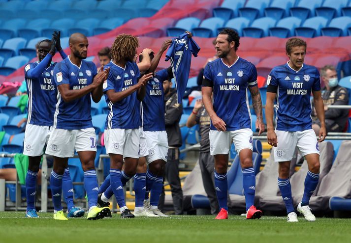 Leikmenn Cardiff fagna marki Junior Hoilett og lyfta treyju Peter Whittingham, fyrrverandi leikmanns liðsins, sem lést af slysförum í mars, aðeins 35 ára að aldri.