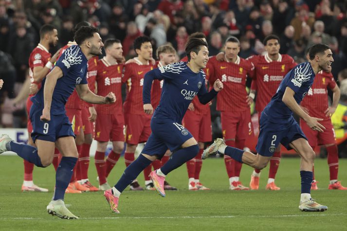 Leikmenn Paris Saint-Germain fagna sigri sínum í Meistaradeildarleiknum fræga á Anfield í fyrra.